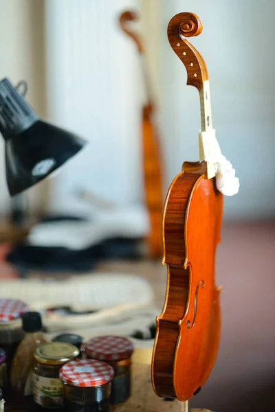 Vertikale Aufnahme Einer Hölzernen Geige Der Meisterwerkstatt — Stockfoto