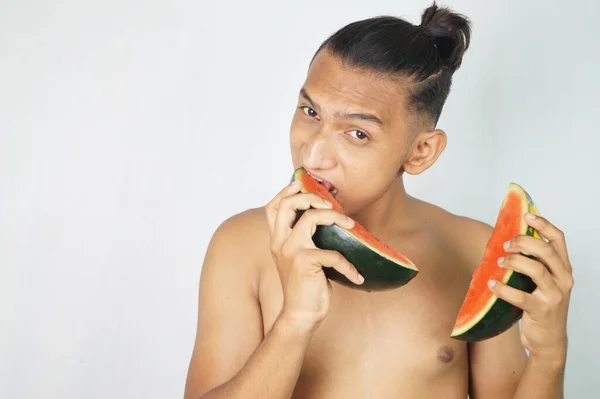 一个赤身裸体的印度少年男孩的特写镜头 他穿着时髦的发型 吃西瓜 背景是白色的 — 图库照片