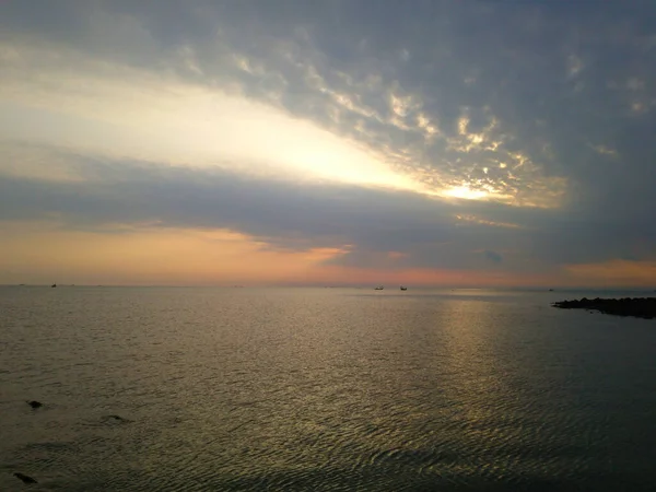 Güneşin Doğduğu Gökyüzünün Altında Güzel Bir Deniz Manzarası — Stok fotoğraf