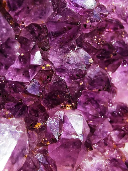 Крупный План Блестящего Фиолетового Красивого Аметистового Камня — стоковое фото