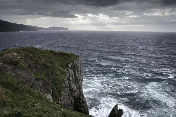 Een Klif Het Strand Van Gaztelugatxe Een Stormachtige Bewolkte Dag — Stockfoto