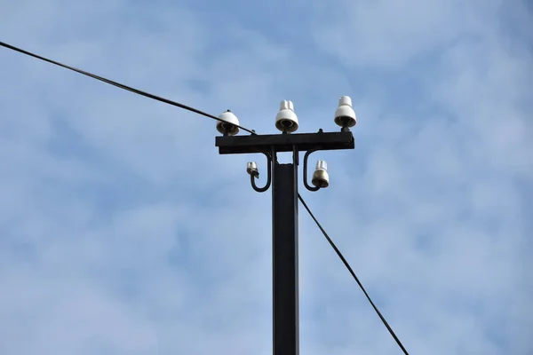 旧的电线杆和背景蓝天的电线 — 图库照片