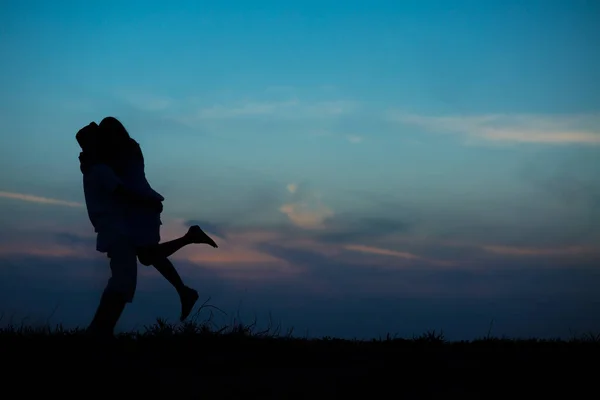 Uma Silhueta Casal Abraçando Outro Fundo Céu Azul — Fotografia de Stock