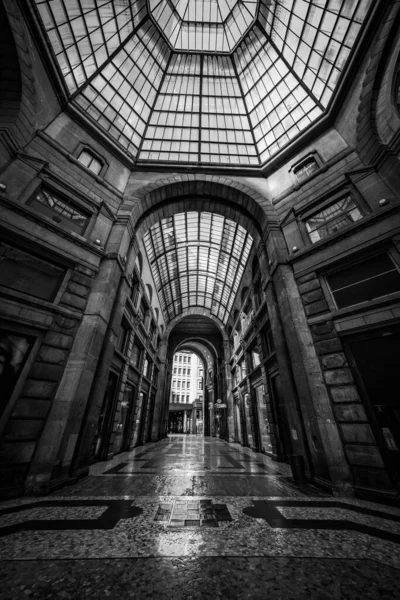 Een Grijswaarden Verticaal Schot Van Galleria Umberto Napels Italië — Stockfoto