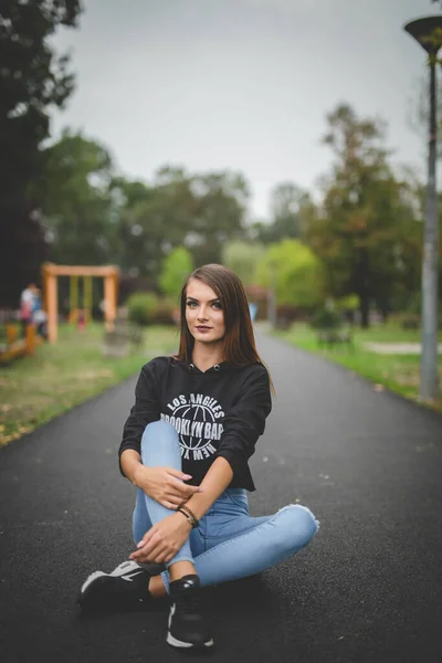 Eine Junge Attraktive Kaukasische Frau Jeans Und Schwarzem Hemd Sitzt — Stockfoto