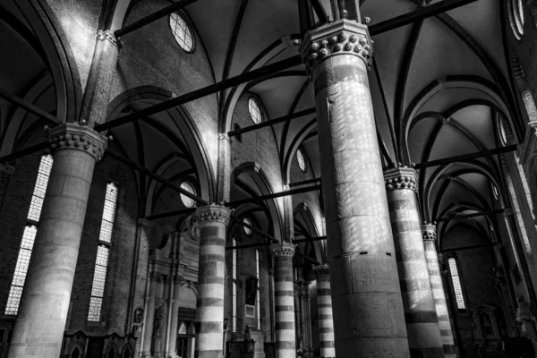 Vue Niveaux Gris Intérieur Une Église Avec Des Arcs Des — Photo