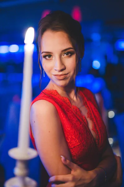 Egy Gyönyörű Fiatal Kaukázusi Elegáns Piros Ruhában Fehér Égő Gyertyával — Stock Fotó