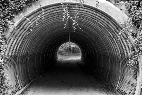 Een Grijswaarden Opname Van Een Smalle Tunnel Leidend Naar Een — Stockfoto