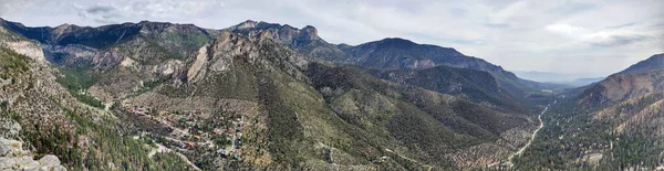 アメリカ ネバダ州のチャールストン山のパノラマ写真 — ストック写真