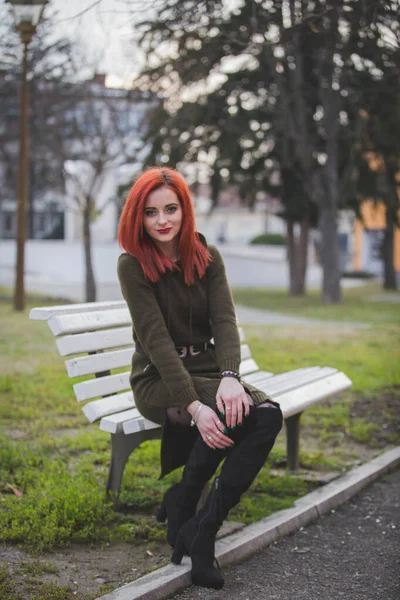 Uma Jovem Mulher Caucasiana Atraente Com Cabelo Vermelho Sentado Banco — Fotografia de Stock