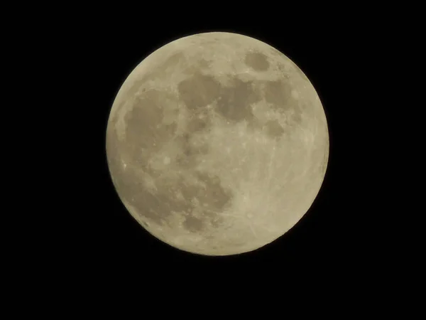 夜空中美丽满月的特写镜头 — 图库照片