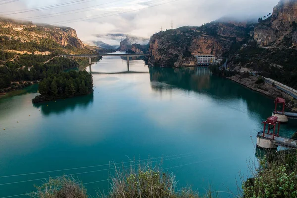 Primer Plano Puente Sobre Río Rodeado Colinas Boscosas —  Fotos de Stock