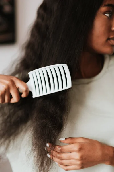 You African Female Brushing Her Long Black Hair White Comb — ストック写真