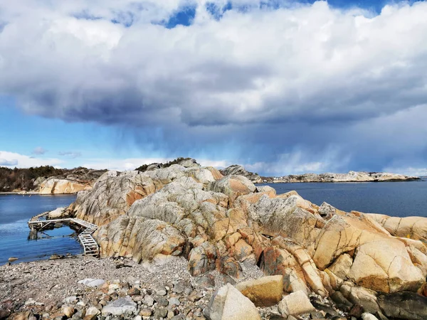 Una Masa Rocas Bajo Cielo Nublado Una Playa Ranvika Noruega — Foto de Stock