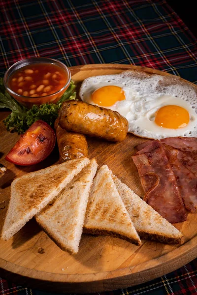 Lahodná Irská Snídaně Klobásami Slaninou Smaženými Vejci Tousty Fazolemi — Stock fotografie