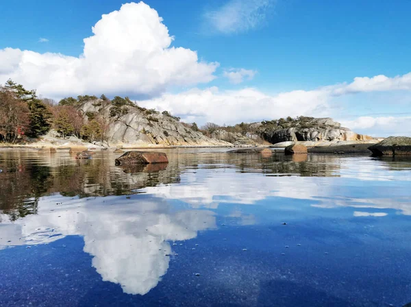 Egy Nyugodt Víztest Ranvikában Norvégiában Tükrözve Bolyhos Fehér Felhőket Fényes — Stock Fotó