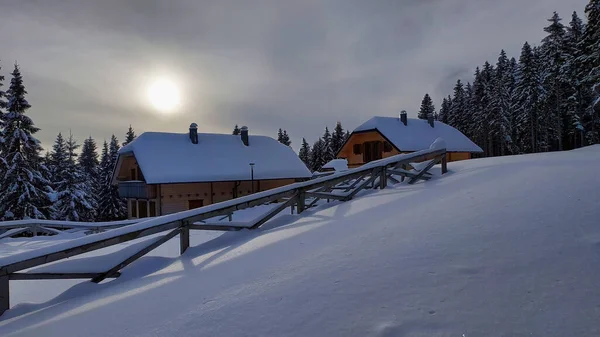 Ein Schöner Blick Auf Holzhäuser Einem Schneebedeckten Winter Fichtenwald Unter — Stockfoto