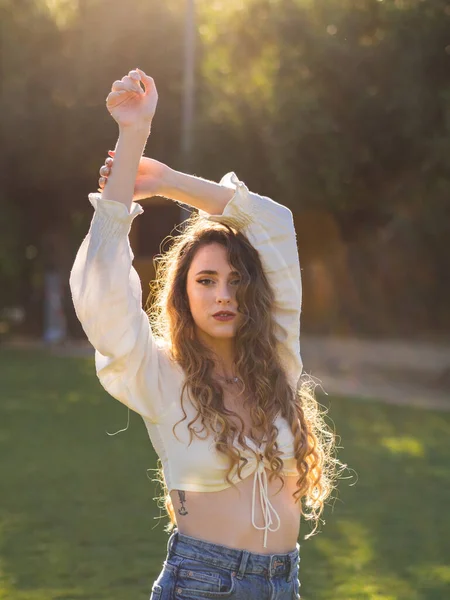 Una Joven Española Pelo Largo Posando Parque Primavera Con Los —  Fotos de Stock