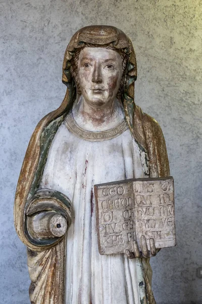 Fotografie Verticală Statuii Unei Femei Din Muzeul Castelvecchio Din Verona — Fotografie, imagine de stoc
