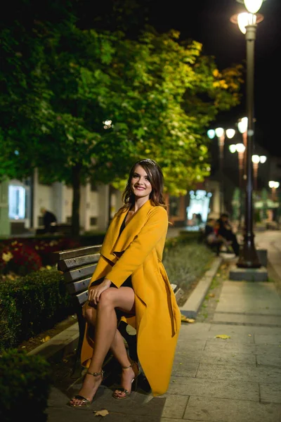 Tiro Vertical Uma Jovem Modelo Feminina Loira Casaco Amarelo Moda — Fotografia de Stock