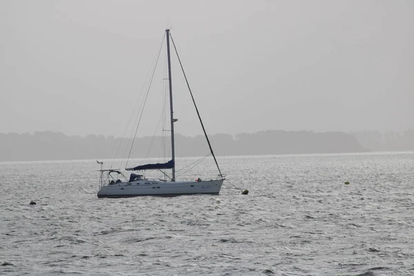 Een Witte Zeilboot Golvende Zee — Stockfoto