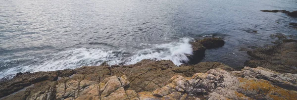 Güzel Kayalık Bir Sahilin Büyüleyici Manzarası — Stok fotoğraf