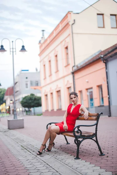 Uma Jovem Mulher Caucasiana Sensual Vestindo Vestido Vermelho Curto Posando — Fotografia de Stock