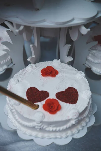 Plan Vertical Gâteau Blanc Avec Des Cœurs Sur Table — Photo