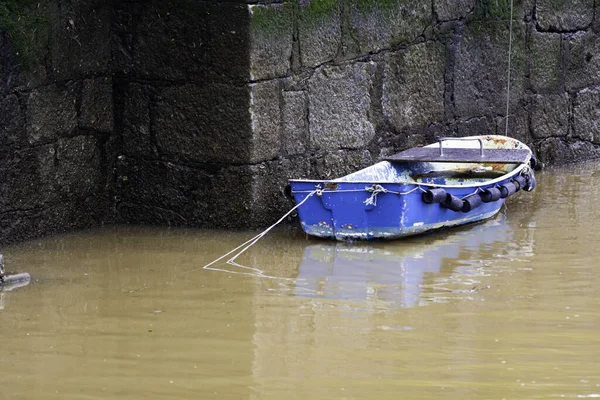 Primer Plano Viejo Bote Azul Aguas Sucias Contra Una Pared —  Fotos de Stock