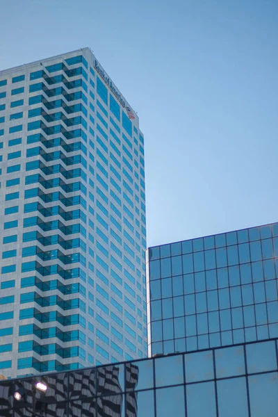 과푸른 현대식 사무실 건물의 — 스톡 사진