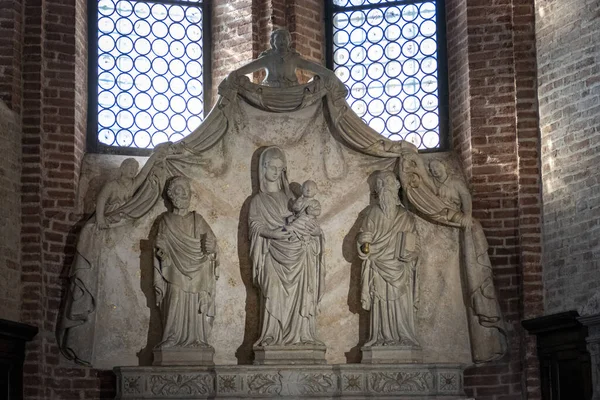 Interior Uma Igreja Com Esculturas Das Três Pessoas Menino Jesus — Fotografia de Stock