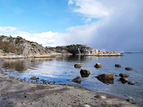 Sebuah Pantai Berbatu Bergabung Dengan Laut Ranvika Norwegia Dengan Tebing — Stok Foto