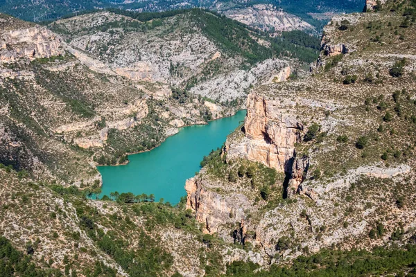 Una Toma Aérea Las Cimas Las Montañas Lago Valle —  Fotos de Stock