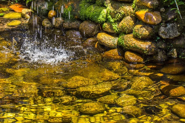 Uma Cascata Lago Com Pedras — Fotografia de Stock