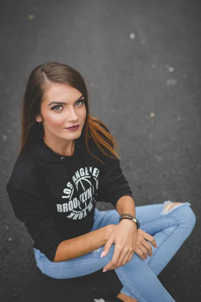 Una Giovane Donna Caucasica Attraente Indossa Jeans Una Camicia Nera — Foto Stock