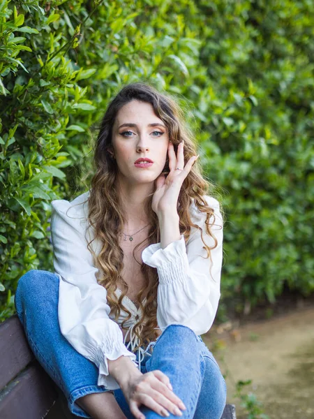 Una Joven Atractiva Española Descansa Banco Parque Día Primavera —  Fotos de Stock