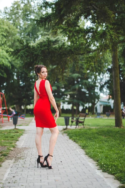 Parkta Poz Veren Zarif Kırmızı Bir Elbise Giyen Beyaz Bir — Stok fotoğraf