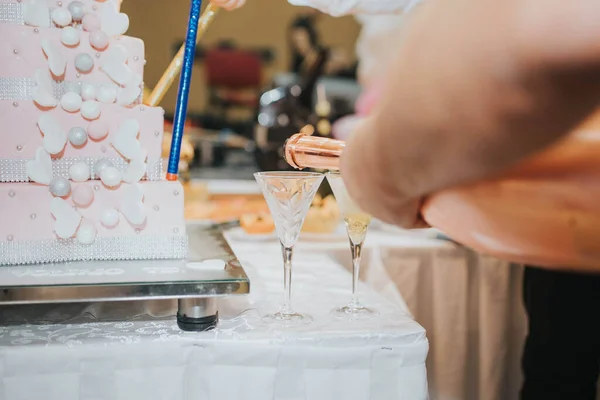 Enfoque Selectivo Las Bebidas Que Vierten Vasos Sobre Mesa — Foto de Stock