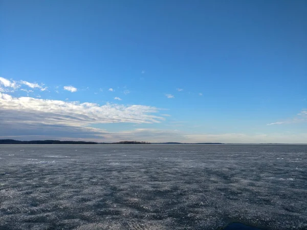 Belo Tiro Lago Congelado Sob Céu Nuvens — Fotografia de Stock