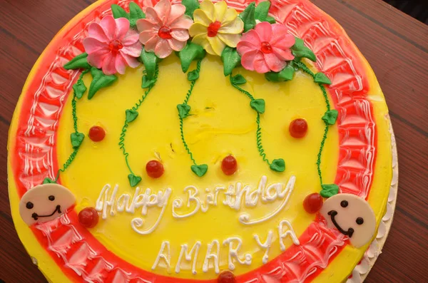 Una Torta Compleanno Con Colori Vivaci Decorazioni Floreali — Foto Stock