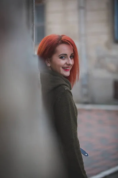 Een Aantrekkelijke Jonge Blanke Vrouw Met Rood Haar Een Groene — Stockfoto