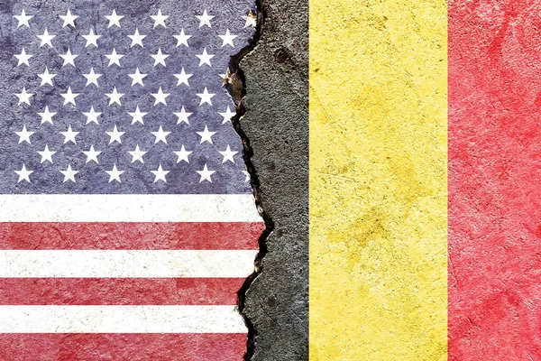 Σημαίες Των Ηπα Και Του Βελγίου Ένα Ραγισμένο Τείχος Διεθνείς — Φωτογραφία Αρχείου