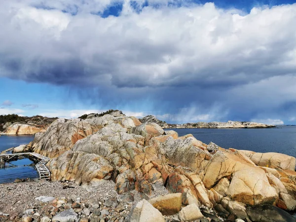 Hermoso Plano Una Playa Rocosa Bajo Cielo Nublado Ranvika Noruega — Foto de Stock