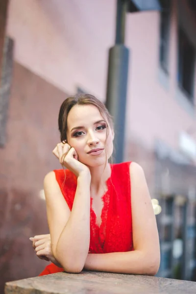 Pretty Young Caucasian Female Red Dress Posing While Leaning Table — Stock Photo, Image