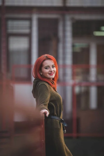 Uma Fêmea Ruiva Num Casaco Com Capuz Posando Frente Uma — Fotografia de Stock