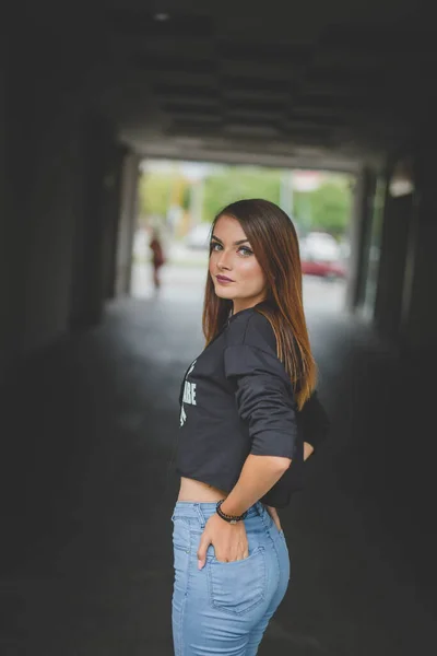 Tiro Vertical Uma Jovem Fêmea Roupas Casuais Posando Túnel — Fotografia de Stock