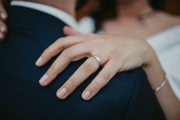 Tiro Perto Mão Uma Ponte Usando Anel Dançando Tango Com — Fotografia de Stock