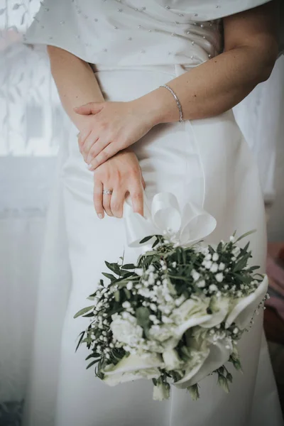 花嫁の花束を持っている花嫁のクローズ — ストック写真