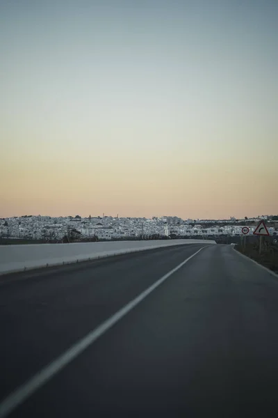 Вертикальный Снимок Длинной Дороги Закате — стоковое фото