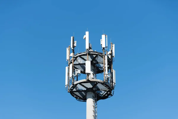 Крупный План Вершины Телекоммуникационной Башни Голубым Небом — стоковое фото